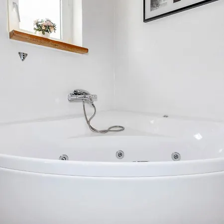 8 Person In Hojslev-by Traum *