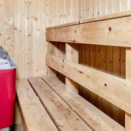 8 Person In Hojslev-by Traum