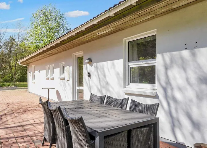 8 Person In Hojslev-by Traum